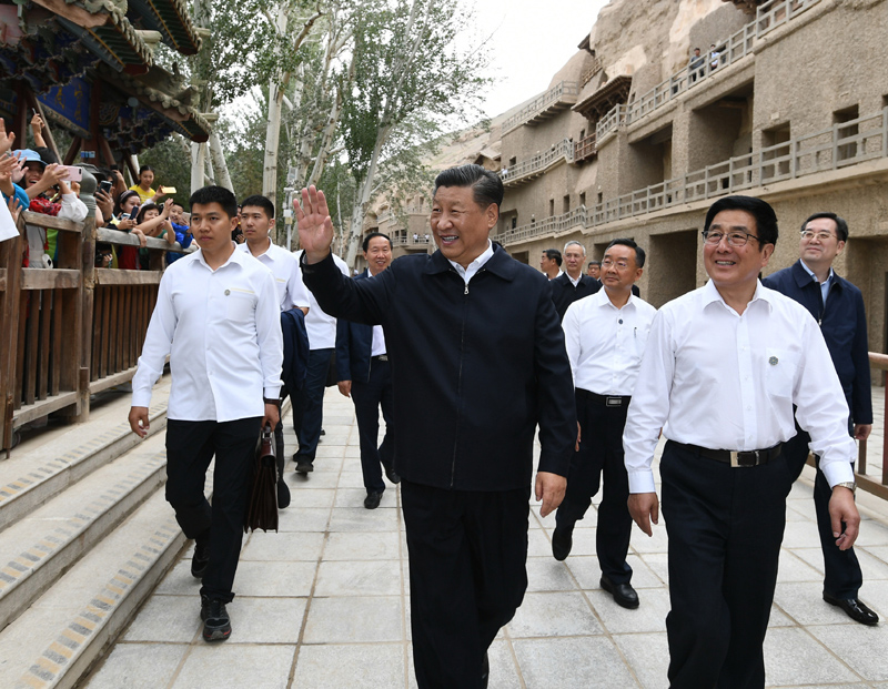 8月19日至22日，中共中央總書記、國家主席、中央軍委主席習(xí)近平在甘肅考察。這是19日下午，習(xí)近平在敦煌莫高窟考察調(diào)研時，向正在參觀的游客親切招手致意。